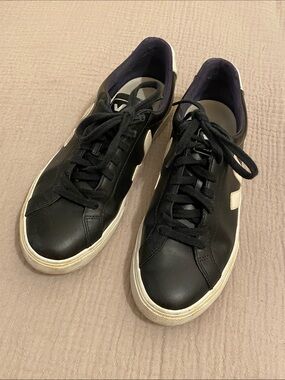 VEJA Men's Black Leather Low-Top Sneakers . Size 9